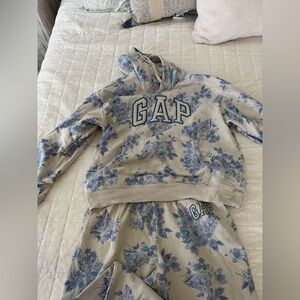 Gap blue and white set